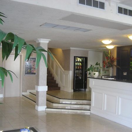 Capital City Center Hotel Вікторія Екстер'єр фото