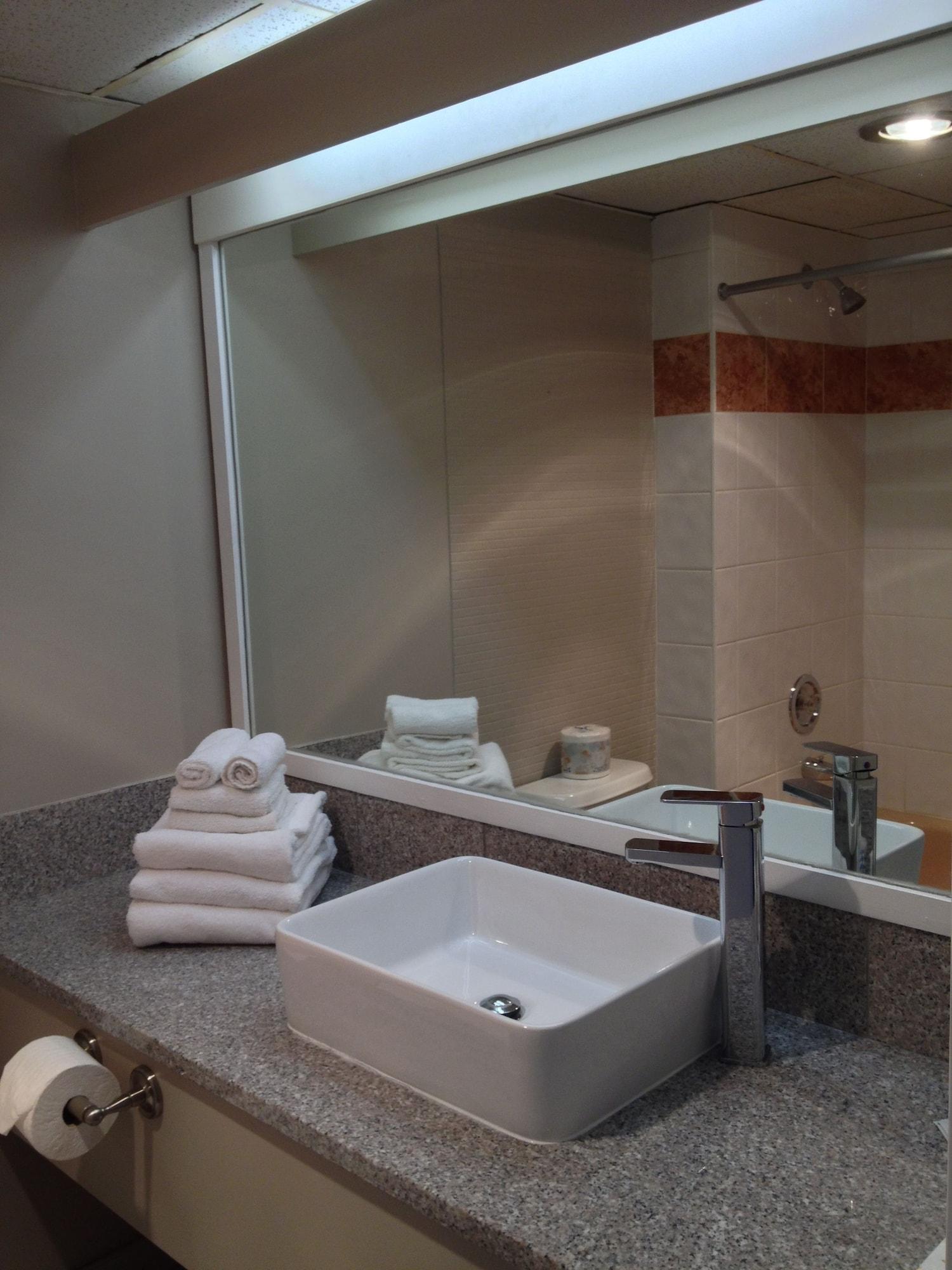 Capital City Center Hotel Вікторія Екстер'єр фото